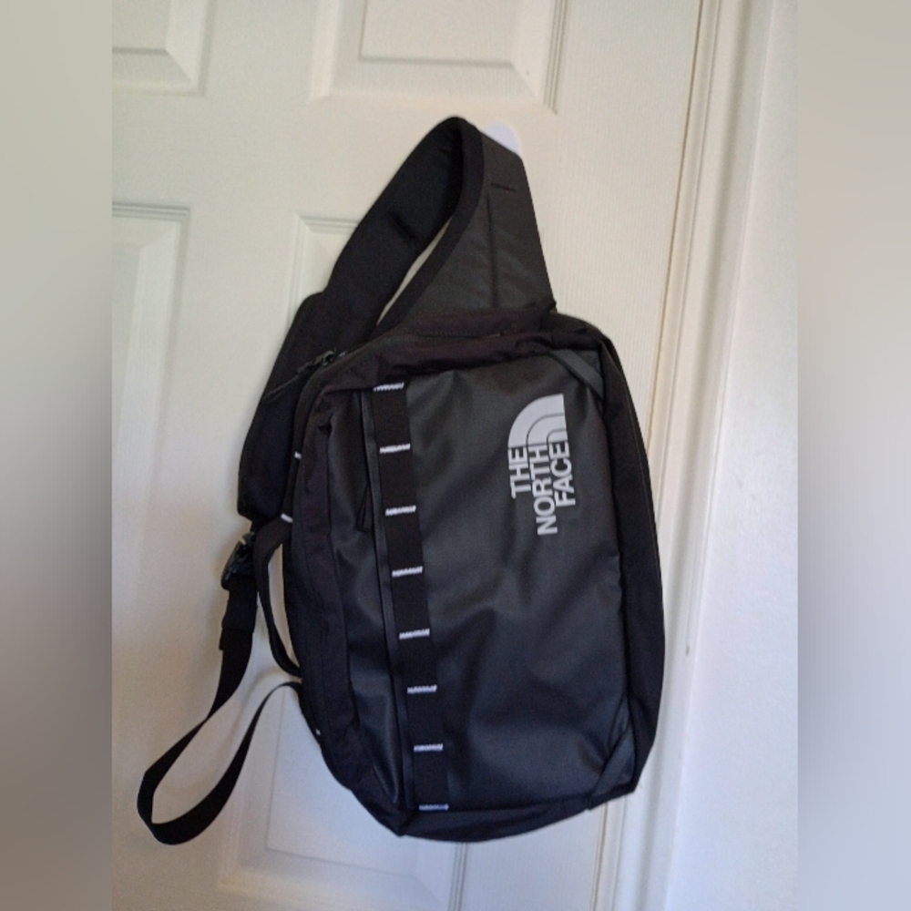 The North Face Base Camp Voyager Sling/Crossbody Bag - New